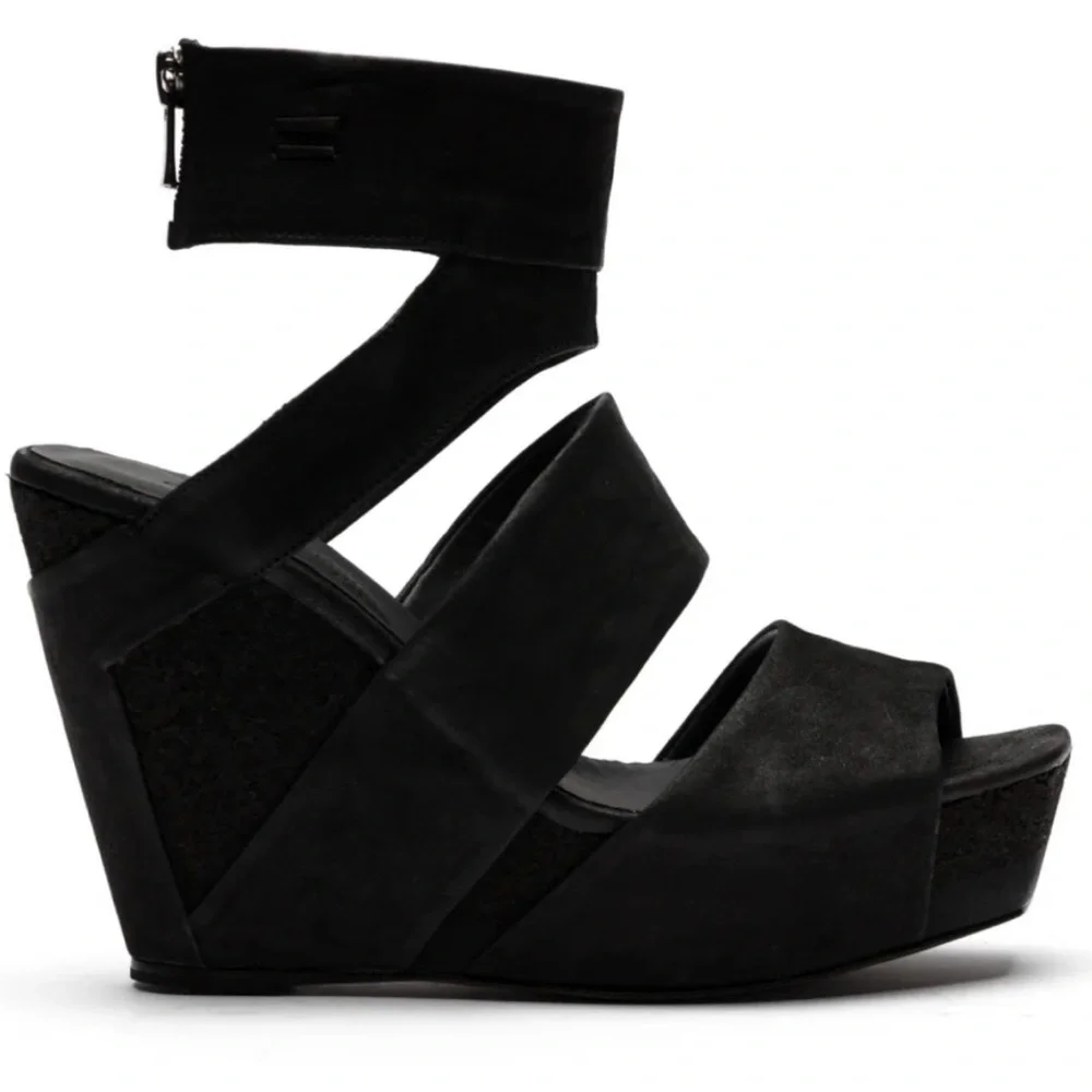 The Last Conspiracy Vova Mat Plateau Black Platform Wedges